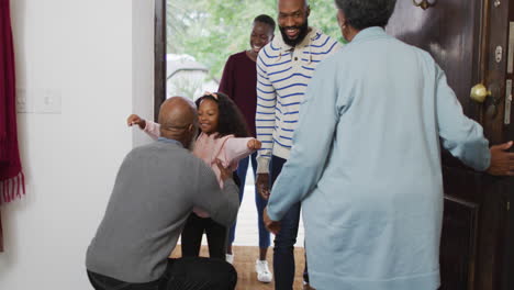 Video-Von-Glücklichen-Afroamerikanischen-Eltern-Und-Ihrer-Tochter,-Die-Im-Haus-Ihrer-Großeltern-Ankommen