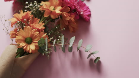Video-Eines-Straußes-Mehrfarbiger-Blumen-Und-Kopierraum-Auf-Rosa-Hintergrund