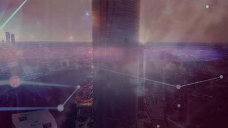 Animation-Des-Verbindungsnetzes-Und-Der-Lichtwege-Im-Vergleich-Zur-Luftaufnahme-Des-Stadtbildes