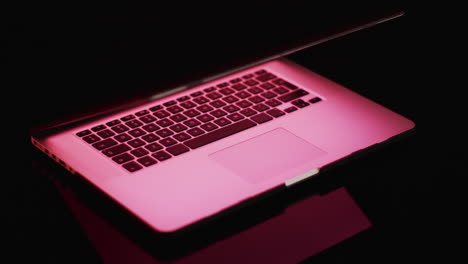 Video-Eines-Laptops-Mit-Leerem-Bildschirm,-Kopierbereich-Auf-Neonfarbenem-Hintergrund