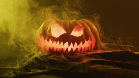 Video-Von-Geschnitztem-Halloween-Kürbis-Mit-Rauch-Und-Orangefarbenem-Licht-Auf-Schwarzem-Hintergrund