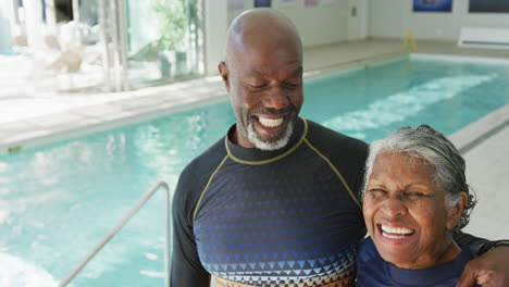 Video-Eines-Glücklichen-älteren-Afroamerikanischen-Paares-Beim-Schwimmen