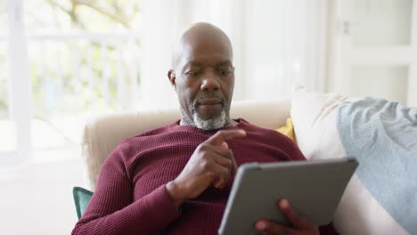 Hombre-Mayor-Afroamericano-Usando-Tableta-En-Casa,-Cámara-Lenta