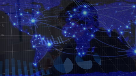 Animation-Von-Blauen-Lichtspuren-über-Der-Weltkarte-Und-Statistische-Datenverarbeitung-Auf-Schwarzem-Hintergrund