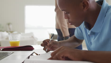 Video-Eines-Fokussierten-Afroamerikanischen-Jungen,-Der-Zu-Hause-Online-Unterricht-Hat