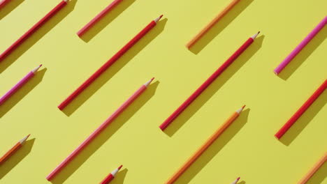 Video-Mit-Mehrfarbigen-Buntstiften-In-Einer-Reihe-Auf-Gelbem-Hintergrund