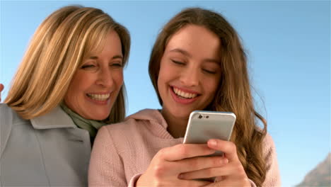 Mutter-Und-Tochter-Nutzen-Smartphone