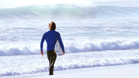 Surfista-Caminando-Con-Tabla-De-Surf