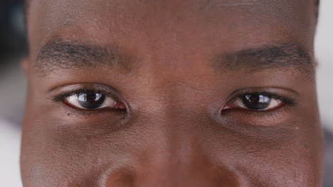 Video-Nahaufnahmeporträt-Der-Augen-Eines-Lächelnden-Afroamerikanischen-Mannes
