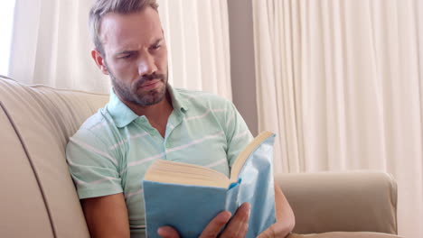 Männer-Lesen-Ein-Buch-Auf-Dem-Sofa