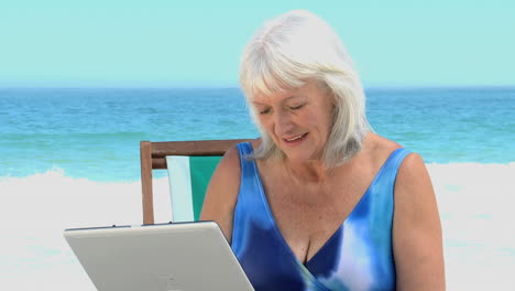 Ältere-Frau-Chattet-Auf-Ihrem-Laptop