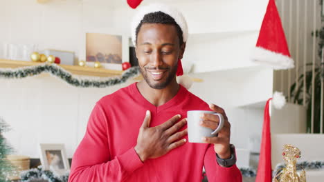 Fröhlicher-Afroamerikanischer-Mann-Mit-Weihnachtsmann-Hut-Und-Videoanruf