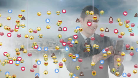 Animation-Von-Emoji-Symbolen-über-Einem-Kaukasischen-Geschäftsmann-Mit-Smartphone