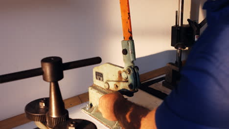 Goldsmith-using-mini-drill-press