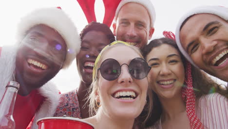 Fröhliche-Gruppe-Verschiedener-Freunde,-Die-Ein-Selfie-Auf-Der-Weihnachtsfeier-Im-Garten-Machen