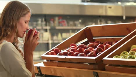Mujer-Recogiendo-Fruta-En-El-Supermercado