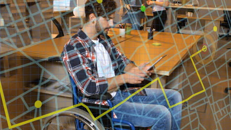 Animation-Der-Karte-über-Einem-Behinderten-Kaukasischen-Mann,-Der-Im-Rollstuhl-Sitzt-Und-Ein-Tablet-Benutzt