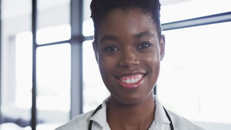 Porträt-Einer-Afroamerikanischen-Ärztin,-Die-In-Die-Kamera-Blickt-Und-Lächelt