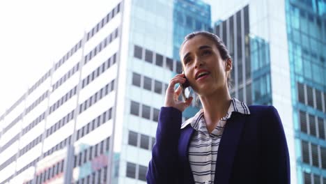Businesswoman-talking-on-mobile-phone