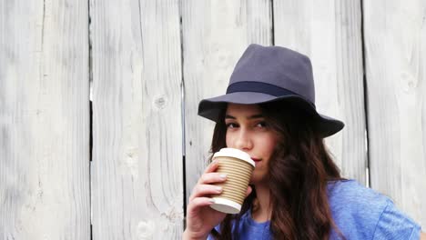 Hermosa-Mujer-Con-Sombrero-Tomando-Café