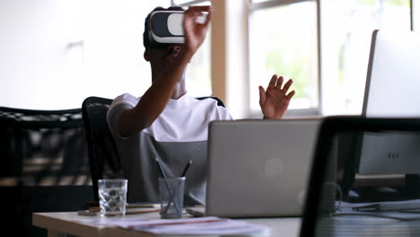 Männliche-Führungskraft-Nutzt-Virtual-Reality-Headset-Am-Schreibtisch-4K
