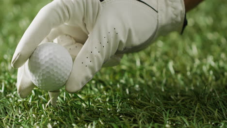 Nahaufnahme-Einer-Hand-Mit-Handschuh,-Der-Den-Golfball-Auf-Gras-Hält,-Kopierraum,-Zeitlupe