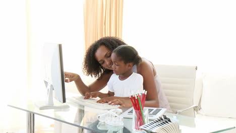 Afroamerikanische-Mutter-Und-Tochter,-Die-Einen-Computer-Benutzen