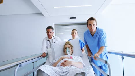 Ärzteteam-Bringt-Schwangere-Frau-In-Den-Operationssaal