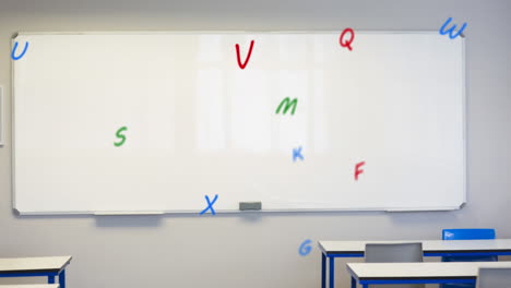 Digitale-Komposition-Aus-Mehreren-Bunten-Alphabeten,-Die-In-Einem-Leeren-Klassenzimmer-Gegen-Eine-Weiße-Tafel-Schweben