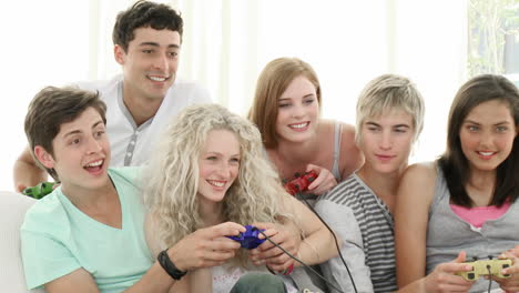 Jugendliche-Spielen-Zu-Hause-Videospiele