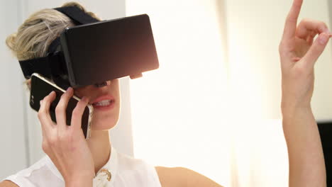 Mujer-Usando-Casco-De-Realidad-Virtual-En-Clínica-óptica.
