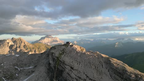 Puesta-De-Sol-Distintiva-En-Los-Dolomitas,-Montaña-Nuvolau,-Italia