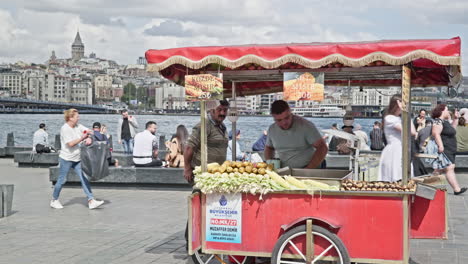 Straßenhändler-Aus-Maiskolben-Und-Gerösteten-Walnüssen-In-Eminönü,-Istanbul