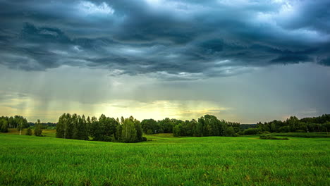Zeitraffer-Eines-Sturms,-Der-Regen-Auf-Friedliche-Grüne-Felder-Fallen-Lässt