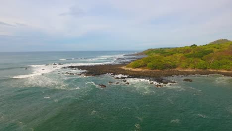 Blaues-Meerwasser-Vor-Der-Küste-Des-Wunderschönen,-Unberührten-Paradieses-Von-Piedra-Point-In-Costa-Rica