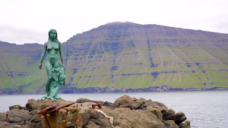Right-pan-showing-Mikladalur's-Kopakonan-in-Kalsoy,-Faroe-Islands