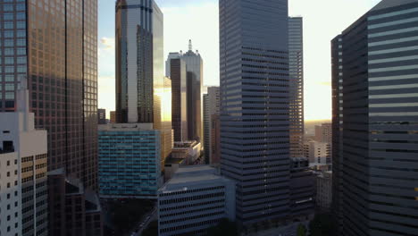 Luftaufnahme-Zwischen-Hohen-Bürogebäuden,-Sonnenuntergang-Im-Zentrum-Von-Dallas,-USA