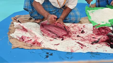 An-Arab-fisherman-cut-the-tuna-fish-to-preserve-and-store-it