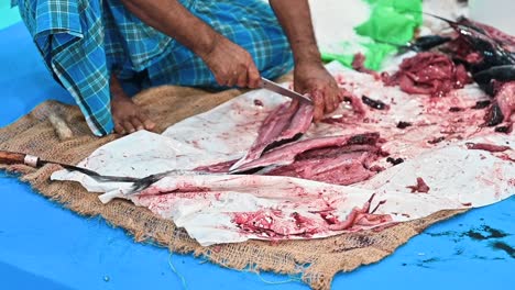 Ein-Arabischer-Fischer-Schnitt-Den-Thunfisch,-Um-Ihn-Zu-Konservieren-Und-Aufzubewahren