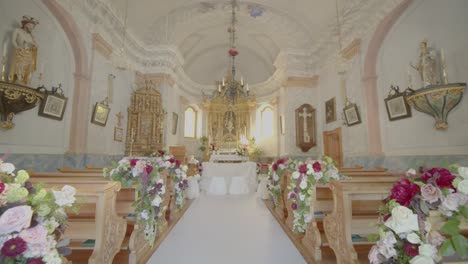 Verzierte-Schöne-Alte-Kirche-Mit-Blumenstrauß-Für-Die-Hochzeit-Vorbereitet