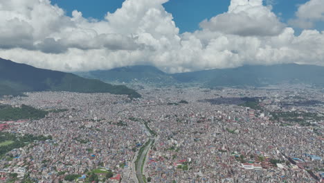 Hermosa-Ciudad-De-Katmandú-Nepal-Bajo-Paisajes-Azules-Del-Cielo-Nublado