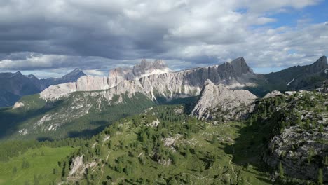 Toma-De-Exploración-De-Los-Dolomitas-De-Cortina,-Croda-Da-Lago,-Italia