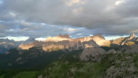 Filmaufnahme-Von-Cortina-Dolomiten-Bei-Wunderschönem-Sonnenuntergang,-Croda-Da-Lago,-Italien