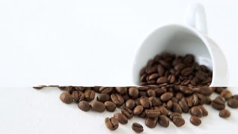 Geröstete-Kaffeebohnen-Laufen-Aus-Der-Tasse
