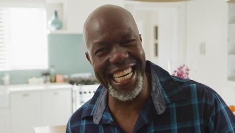 Retrato-De-Un-Feliz-Hombre-Afroamericano-Senior-Sonriendo