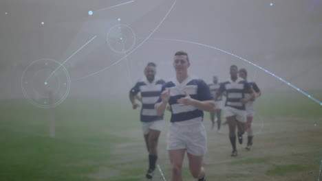 Animation-Eines-Netzwerks-Von-Verbindungen-über-Ein-Team-Verschiedener-Männlicher-Rugbyspieler,-Die-Auf-Einem-Sportplatz-Laufen