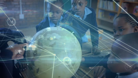 Animation-Des-Netzwerks-Von-Verbindungen-Mit-Symbolen-über-Afroamerikanische-Schüler-Mit-Globus-In-Der-Schule