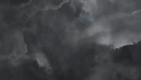 Dunkle-Gewitterwolken-Am-Himmel-Und-Einschlagende-Blitze