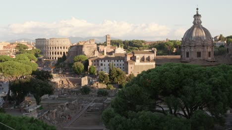 Vista-Sobre-Los-Foros-Imperiales-En-Roma.