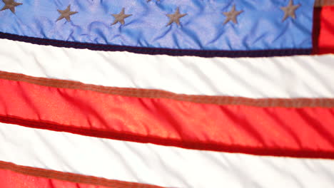 Nahaufnahme-Der-Amerikanischen-Flagge,-Die-Im-Wind-Weht,-In-Zeitlupe